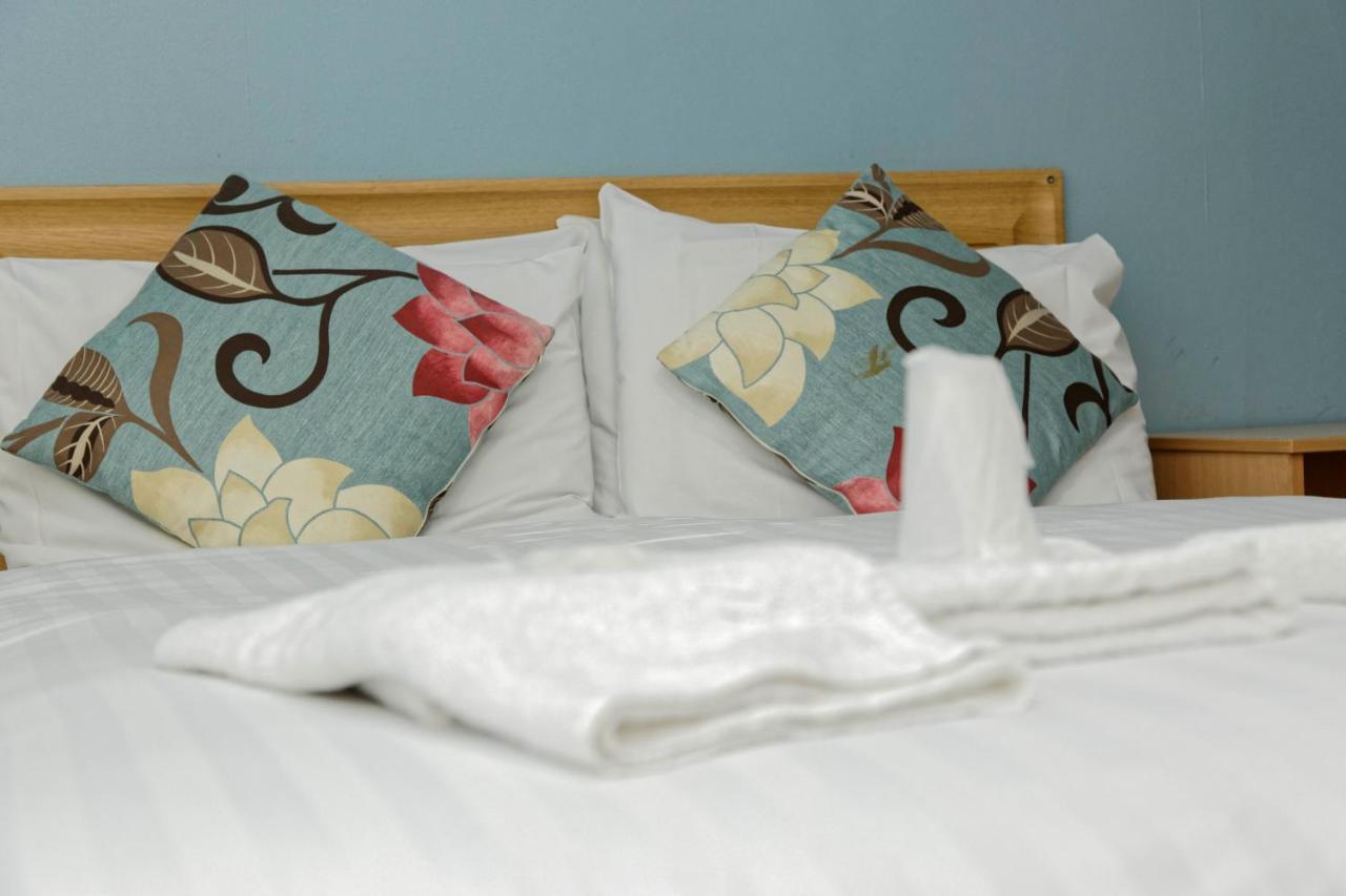 Sand Bay Holiday Village - Adults Only Уэстон-сьюпер-Мэр Экстерьер фото