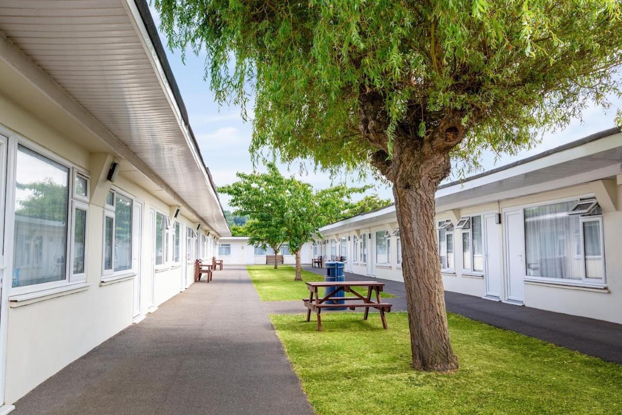 Sand Bay Holiday Village - Adults Only Уэстон-сьюпер-Мэр Экстерьер фото